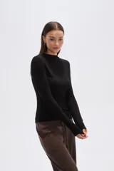 Remera de manga larga con cuello alto y estampado animal print en tonos marrones.