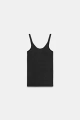 Musculosa de punto rib color gris oscuro, de corte slim fit con escote redondo y tirantes finos.