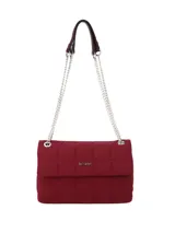 Cartera tipo bandolera de diseño acolchado con costuras cuadradas, color bordó. Cuenta con una correa de cadena metálica plateada y solapa frontal con logo de la marca.