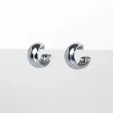 Par de aros tipo argolla gruesos, abiertos, de acero plateado.