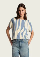Blusa de manga corta con estampado a cuadros claros sobre fondo marrón, cuello redondo y corte holgado.