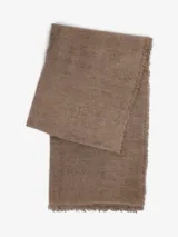 Bufanda fina de tejido ligero y suave color marrón, con bordes deshilachados.