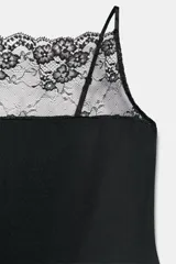 Body de poliamida elástica de color negro, con escote recto, tirantes finos y detalle de encaje floral semitransparente en la parte superior.