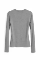 Remera de manga larga en color marrón, con cuello redondo y ajuste al cuerpo.