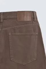 Jeans straight fit de corte recto y tiro medio, confeccionados en denim de algodón con lavado en color gris. Cuenta con cinco bolsillos y cierre frontal con cremallera y botón.
