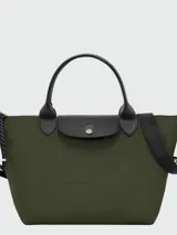 Cartera de mano Longchamp modelo Le Pliage Energy tamaño S, confeccionada en lona de color bordó con detalles en cuero negro. Cuenta con doble asa superior, correa de hombro ajustable y extraíble, cierre principal con cremallera y solapa frontal con broche a presión.