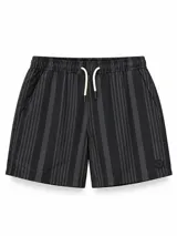 Short de baño negro con diseño de rayas verticales en tonos oscuros, cintura elástica con cordón ajustable en color crudo y bolsillos laterales.