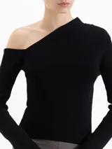 Top de tejido de punto color negro, con diseño al cuerpo, hombros descubiertos y mangas largas.