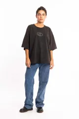 Remera negra con estampa ovalada en el pecho, corte cuadrado y mangas cortas.