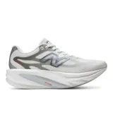 Championes de running New Balance SuperComp Rebel, color blanco con detalles en gris y toques en rojo. Cuentan con tecnología Energy Arc e Infinion Foam en la entresuela para mayor retorno de energía.