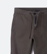 Pantalón jogger marrón liso con ajuste en la cintura.