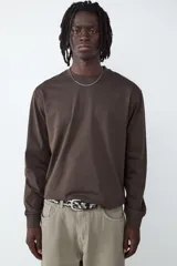 Camiseta de manga larga con cuello redondo y corte relajado, confeccionada en algodón de color marrón oscuro.