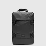 Mochila de viaje color negro, con diseño rectangular y funcional. Presenta correas de ajuste laterales con hebillas, asa superior reforzada y un compartimento frontal con cierre. Incluye un parche con la marca en la parte inferior.