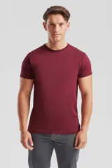 Remera de cuello redondo y manga corta, confeccionada en algodón, con diseño básico y ajuste clásico.