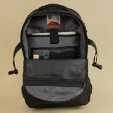 Mochila Martha Sarga de 28 litros, color gris y marrón, fabricada con tejido antidesgarro de residuos plásticos reciclados. Cuenta con cierre completo de fácil acceso, correas de compresión frontales con hebillas y tiradores de cordón.