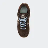 Championes urbanos New Balance modelo 574, color marrón con detalles en celeste y blanco, confeccionados en cuero, con logo N característico en los laterales y entresuela con tecnología ENCAP.