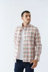 Camisa de hombre a cuadros color rosa, blanco y azul, de corte slim, manga larga, con bolsillo en el pecho y logo bordado.