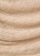 Top asimétrico de silueta slim, color beige, confeccionado con tejido ligero de textura plana y tirantes finos.
