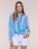 Blusa de gasa blanca con estampado floral multicolor, cuello con solapa, cierre frontal de botones y diseño anudado en la parte delantera.