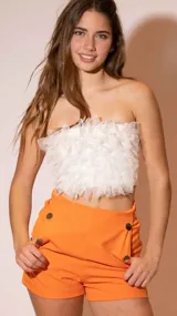 Short de vestir color fucsia con botones decorativos plateados a los lados.