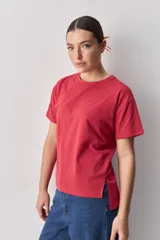 Remera de manga corta negra de algodón, con silueta relajada, cuello redondo y tajos laterales.