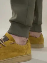 Pantalón de jogging negro con cintura elástica y cordón de ajuste, de corte entallado y puños acanalados en los tobillos.