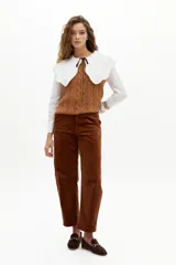 Pantalón de corduroy color caramelo, de corte barrel relajado, tiro medio, cierre frontal y bolsillos laterales y traseros.