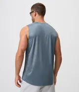 Musculosa deportiva Get Over de corte regular, color gris, con diseño sin mangas, cuello redondo y textura a rayas verticales sutiles. Confeccionada en poliéster liviano con tecnología Dry para mayor transpirabilidad.