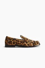 Mocasines de cuero con textura de pelo y estampado de leopardo, con diseño clásico de lengüeta decorativa y costuras frontales.