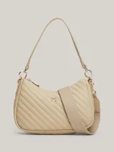 Cartera de hombro color beige con textura acolchada en diagonal y logo metálico dorado de Tommy Hilfiger. Tiene asa superior, correa ajustable y extraíble, cierre de cremallera, bolsillo interior con cremallera y forro de poliéster.