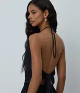 Blusa frente única de Blue Steel confeccionada en chiffon, con escote cruzado y diseño fluido. Presenta una caída ligera y espalda descubierta, ideal para un look sofisticado.