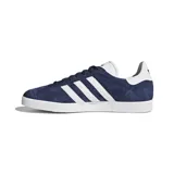 Championes Adidas Gazelle de gamuza azul marino con las tres tiras laterales blancas y detalles dorados.