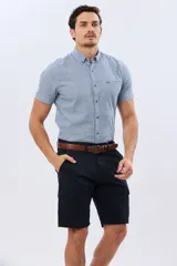 Bermuda cargo de gabardina en color gris oscuro, corte recto, con bolsillos laterales con solapa y cierre de botones y cremallera.