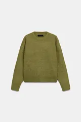 Jersey de punto de tacto suave, color azul eléctrico, con cuello redondo y manga larga. Presenta acabados en rib en cuello, puños y ruedo.