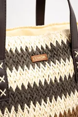 Bolso tipo tote de diseño trenzado con patrón de rayas en tonos marrones y beige, doble asa larga de material sintético oscuro y placa metálica con logo.