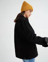 Campera de jean celeste unisex forrada en corderito blanco. Mangas forradas con nylon capitoneado.