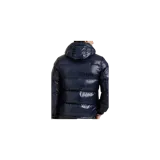 Campera puffer Polo Ralph Lauren modelo Gorham, de color azul marino con acabado brillante, diseño acolchado, capucha desmontable y bolsillos con cierre. Cuenta con el logo bordado en el pecho.