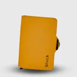 Billetera tarjetero compacto de diseño inteligente, color amarillo, con mecanismo deslizador para tarjetas y cierre lateral.