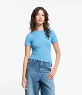 Blusa básica de manga corta y cuello redondo, confeccionada en viscosa texturizada con elastano, de diseño ajustado y terminación inferior ondulada.