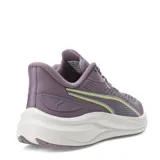Championes de running Puma Skyrocket Lite 2, color lila con detalles en verde lima y suela blanca. Presentan capellada de malla transpirable, cierre con cordones y entresuela con tecnología de amortiguación.