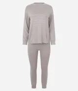 Pijama de dos piezas compuesto por una blusa de manga larga con cuello redondo y un pantalón con cintura elástica. Presenta un diseño de rayas horizontales en tonos gris y blanco.