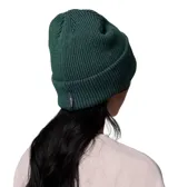 Gorro tejido de punto con diseño acanalado en color verde oscuro. Presenta un parche rectangular de cuero sintético en el frente con un gráfico de montañas y el logo de la marca.