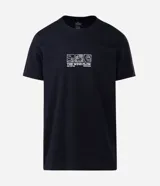 Remera de algodón color negro, de corte regular y manga corta. Presenta un estampado frontal localizado con lettering 'The Wind Flow' y diseño de tres cuadros con íconos lineales en color blanco.