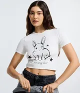 Remera de algodón con cuello redondo y manga corta, con estampa frontal de un conejo y estrellas acompañada de la frase 'I'm at my limit'.