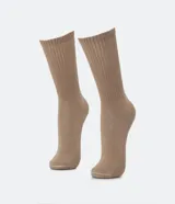 Par de medias largas color marrón claro (tostado), con textura acanalada vertical y detalle de costura en la puntera.