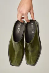 Zuecos color verde oliva de cuero vacuno, con punta cuadrada y suela plana.