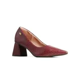 Zapato de vestir Usaflex modelo Reva, color beige con textura de reptil, punta fina y taco cuadrado geométrico. Incluye detalle de logo metálico en el lateral.
