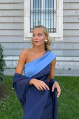 Chal de gasa color azul marino, con diseño asimétrico y caída fluida.