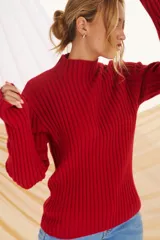 Sweater rojo de punto acanalado, con cuello alto y mangas largas.