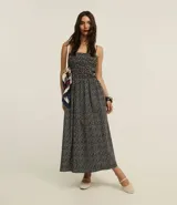 Vestido midi evasé de breteles finos con estampa de corazones, escote recto, lastex en el tronco y recorte fruncido en la cintura. Confeccionado en tricolina con algodón certificado.